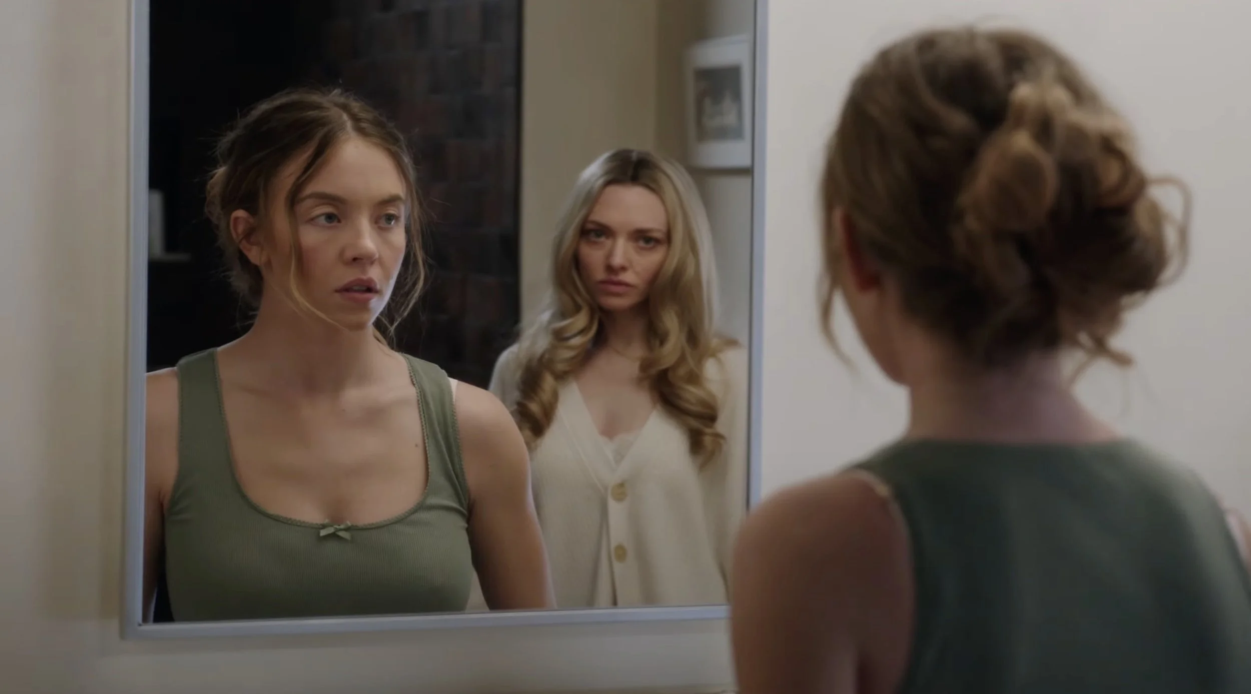 Sydney Sweeney and Amanda Seyfried heat the first trailer for the waitress Sydney Sweeney and Amanda Seyfried heat the first trailer for the waitress